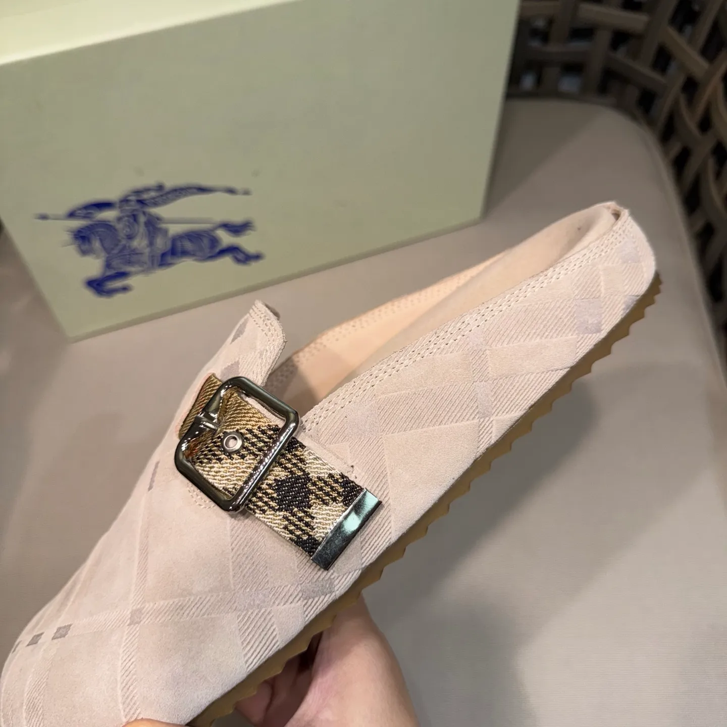 Men's Men's Shoes 💰360 [New Style] 🐝🐝Burberry New Burberry - Men's Checked Leather Urchin Half-Flop Sandal Made of soft suede cowhide and calfskin, these half-flop sandals feature an adjustable B-shaped buckle strap and are decorated with the signature sand-colored Burberry check in jacquard worsted. The upper wraps around the midsole and is paired with a sole made of the same upper material with an embossed logo on the heel and a wavy rubber outsole embellished with the Burberry lettering. Fashionable and casual! Comes with full set of original packaging dust bag! Code number: 39-40-41-42-43-44 standard code (38/45 can be customized and returns and exchanges are not supported)